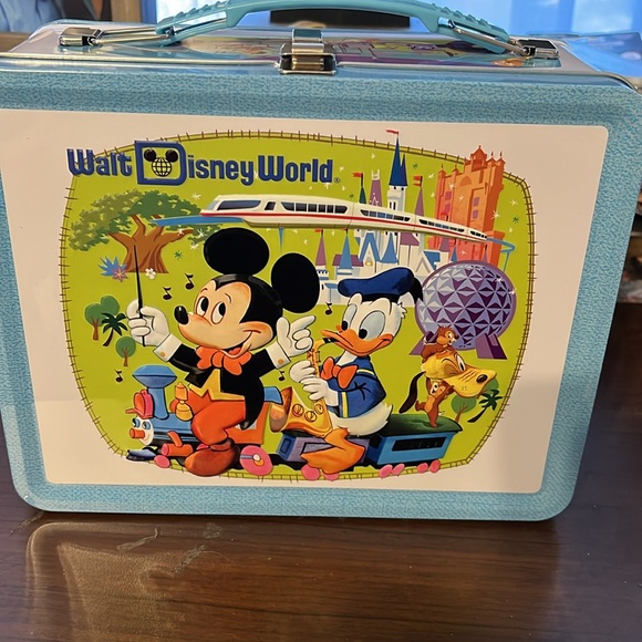 D23 Exclusive Tin Lunchbox with Five Pins - Picture 5 of 9